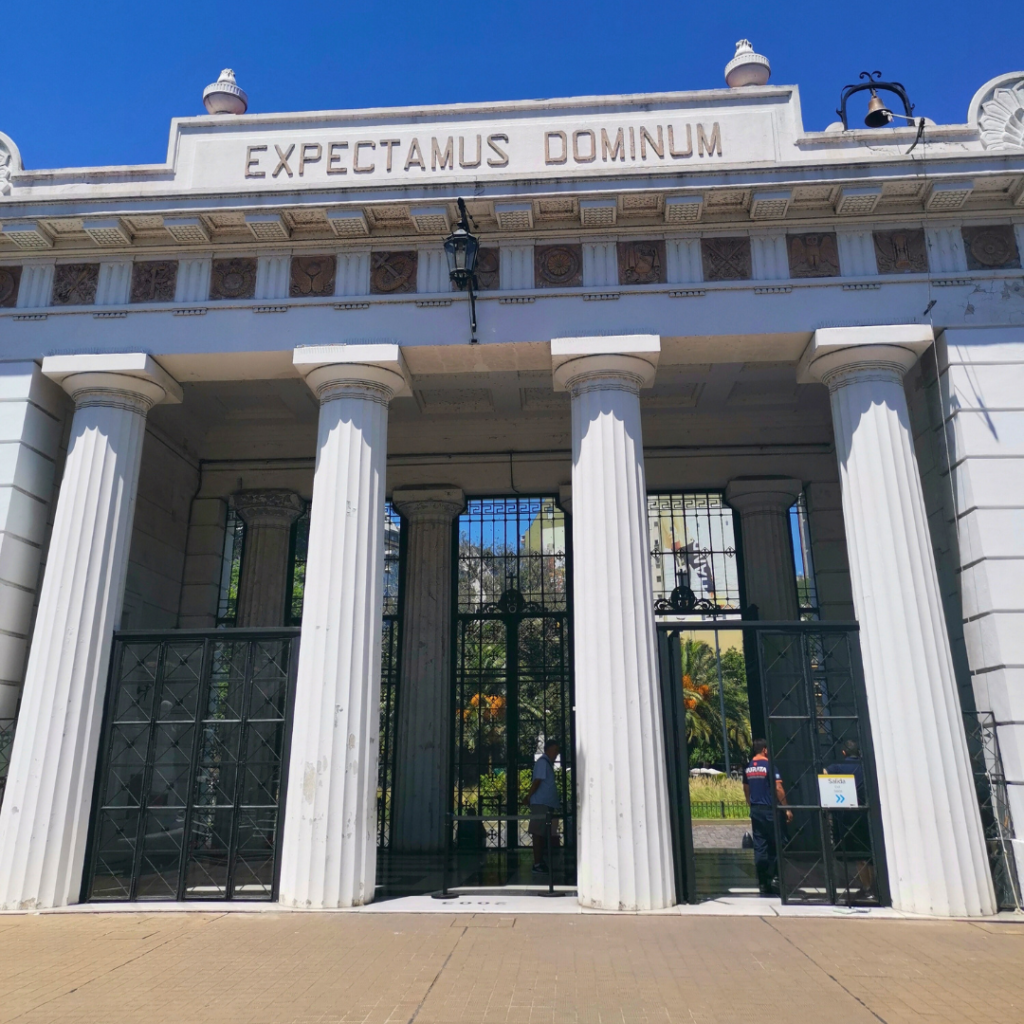 entrée du cimetière de recoleta, buenos aires