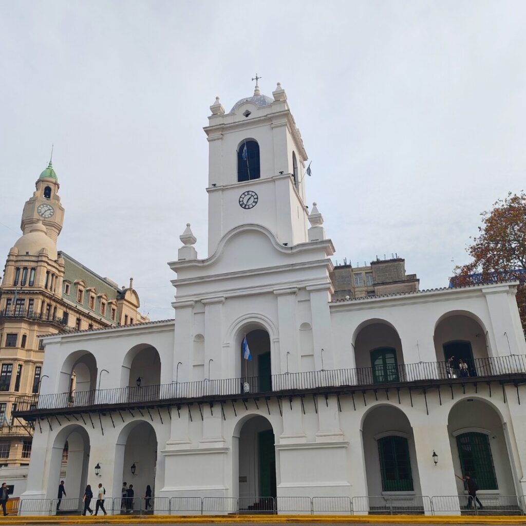 El cabildo, sur la plaza de mayo