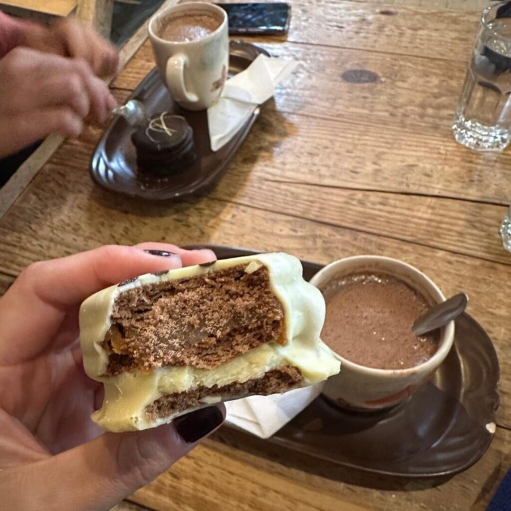 Alfajor et chocolat chaud à la chocolateria El Chalten